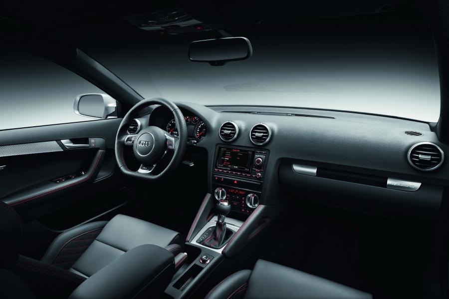 Торпедо Audi RS3 Sportback (8PA) 2011 года  (WW) (фото 17 из 45)